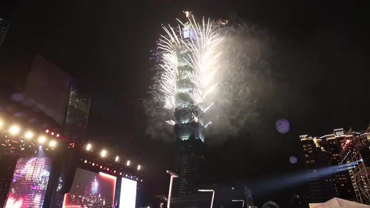 Fuegos artificiales iluminan Taipéi en Año Nuevo