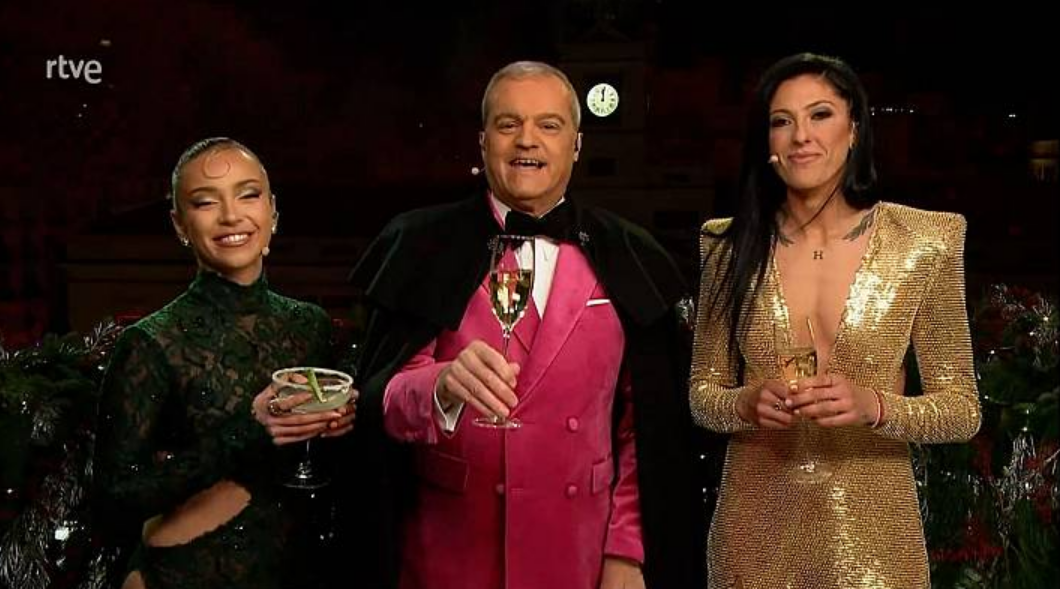 Ana Mena, Ramón García y Jenni Hermoso en las Campanadas de La 1 de RTVE. La deportista se decantó por un vestido dorado de brillos y gran escote diseñado por Paloma Suárez.