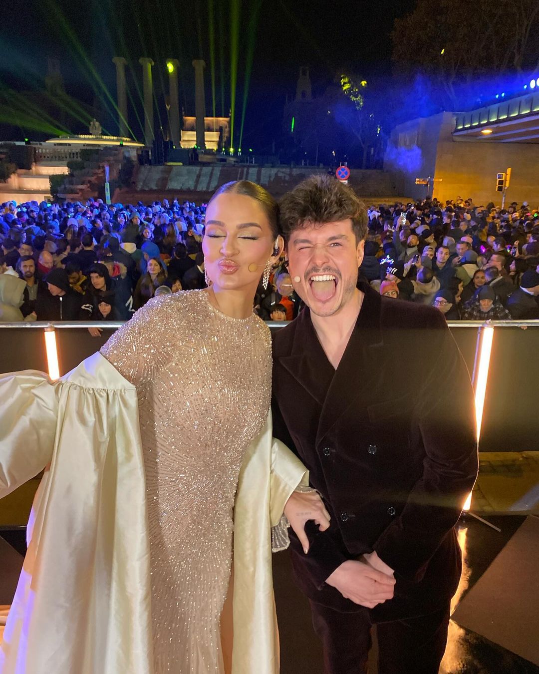 Miki Núñez y Laura Escanes, quien eligió también un diseño de Ze García, dieron las Campanadas 2024 en TV3. Ella llevó además joyas de Rabat.