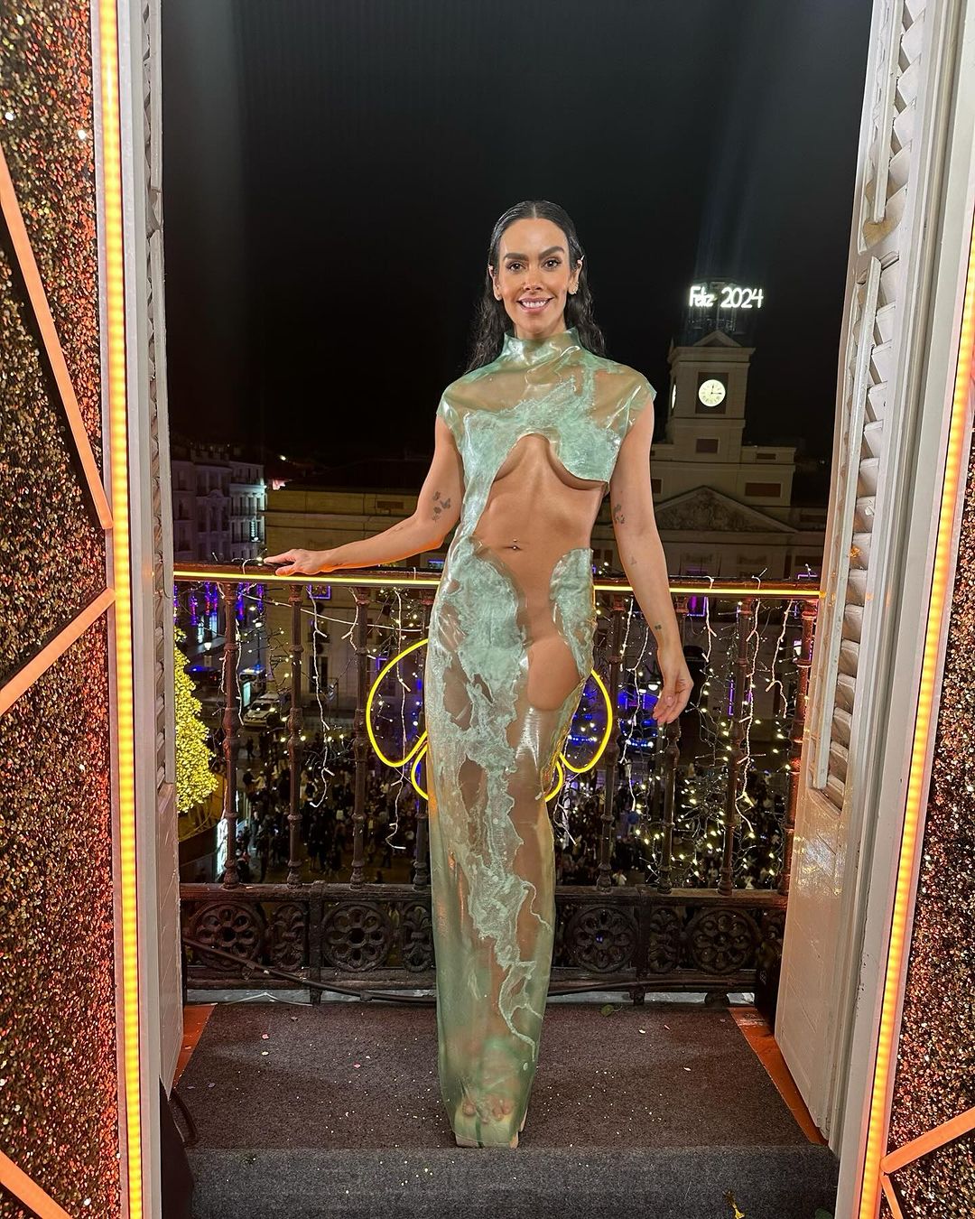 Cristina Pedroche deslumbra con un vestido diseñado por Paula Ulargui confeccionado por materiales 100% orgánicos, reciclados y biodegradables. 