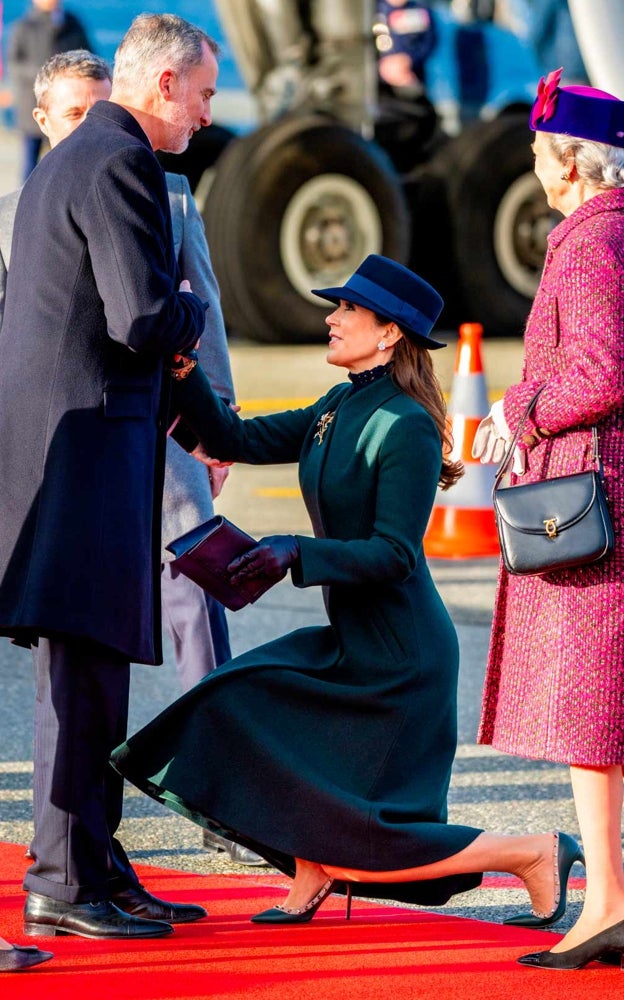Mary Donaldson con un abrigo verde y tacones de Valentino para recibir a los Reyes de España en Dinamarca.