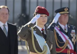 Pascua Militar: Doña Leonor, con uniforme de cadete, y Doña Letizia, con su habitual capa negra y look bicolor debajo