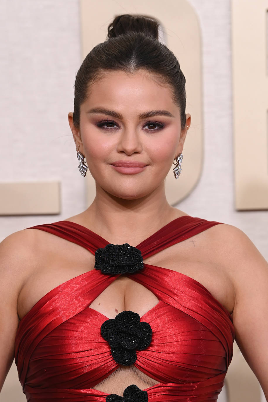 Selena Gomez, que no acertó con su vestido, sí lució un 'beauty look' perfecto. La actriz apostó por moño alto pulido y un maquillaje con sombras de ojos marrones y labios nude. 