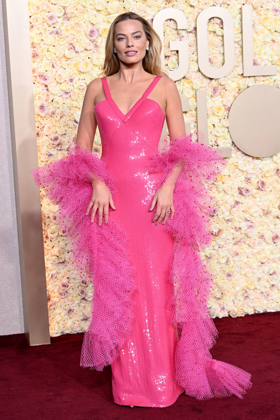 Margot Robbie se convirtió una vez más en Barbie, con un vestido glitter de color rosa de Armani Privé.