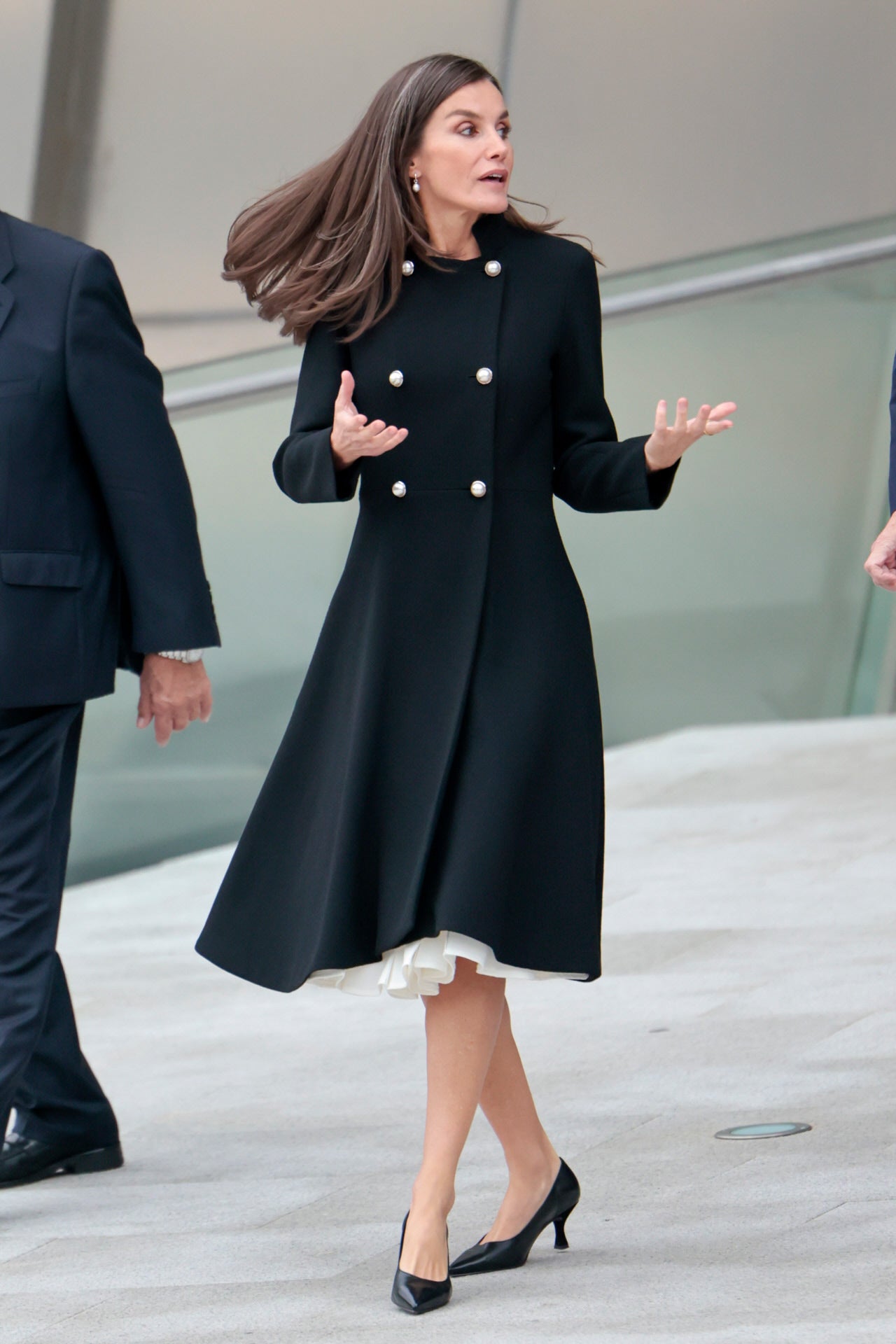 El pasado diciembre, rescató un abrigo entallado con vuelo y doble botonadura, también de Carolina Herrera.