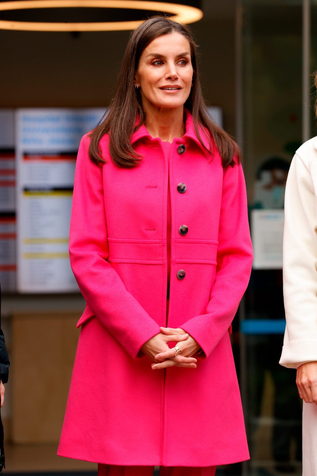 Con un conjunto 'barbicore', combinó un abrigo fucsia de Hugo Boss, confeccionado en lana, con cuello camisero y botones negros.