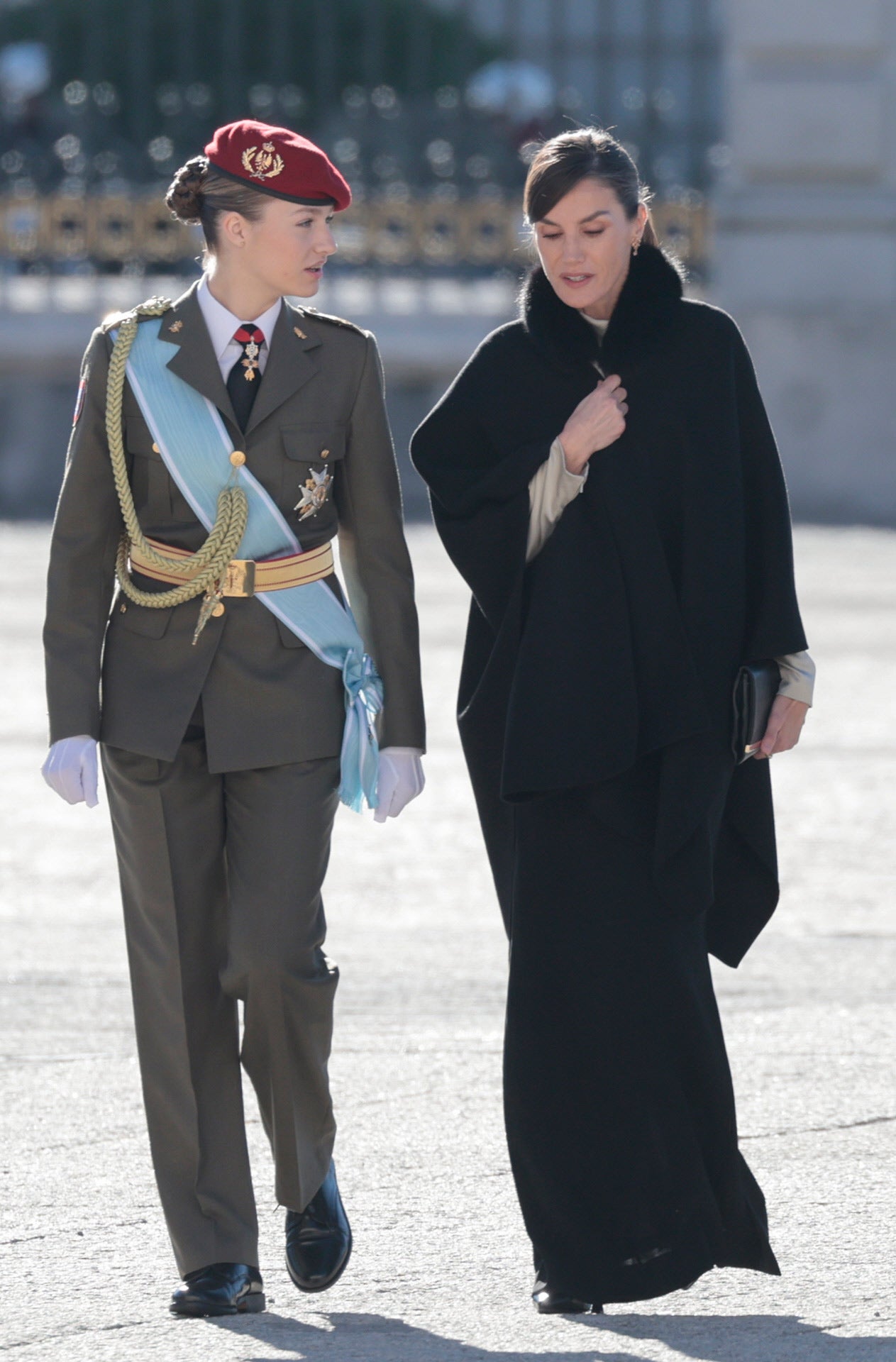 Doña Letizia, con su capa favorita de Carolina Herrera. Un diseño confeccionado en lana y decorado en la zona del cuello con pelo falso. Lo ha lucido en numerosas ocasiones.