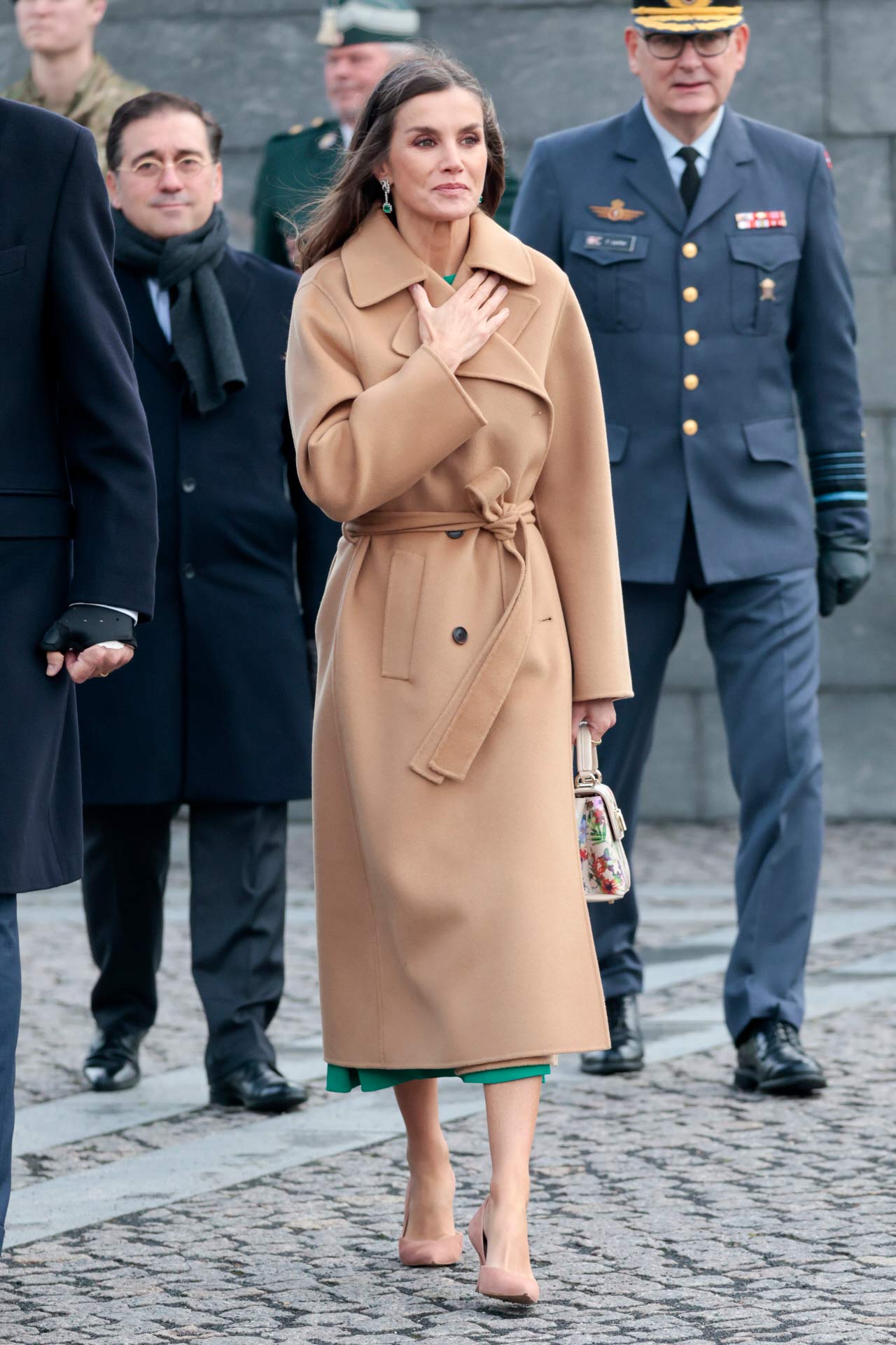 También de Carolina Herrera y durante su última visita a Dinamarca, Doña Letizia lució un diseño marrón tipo batín con doble solapa. 