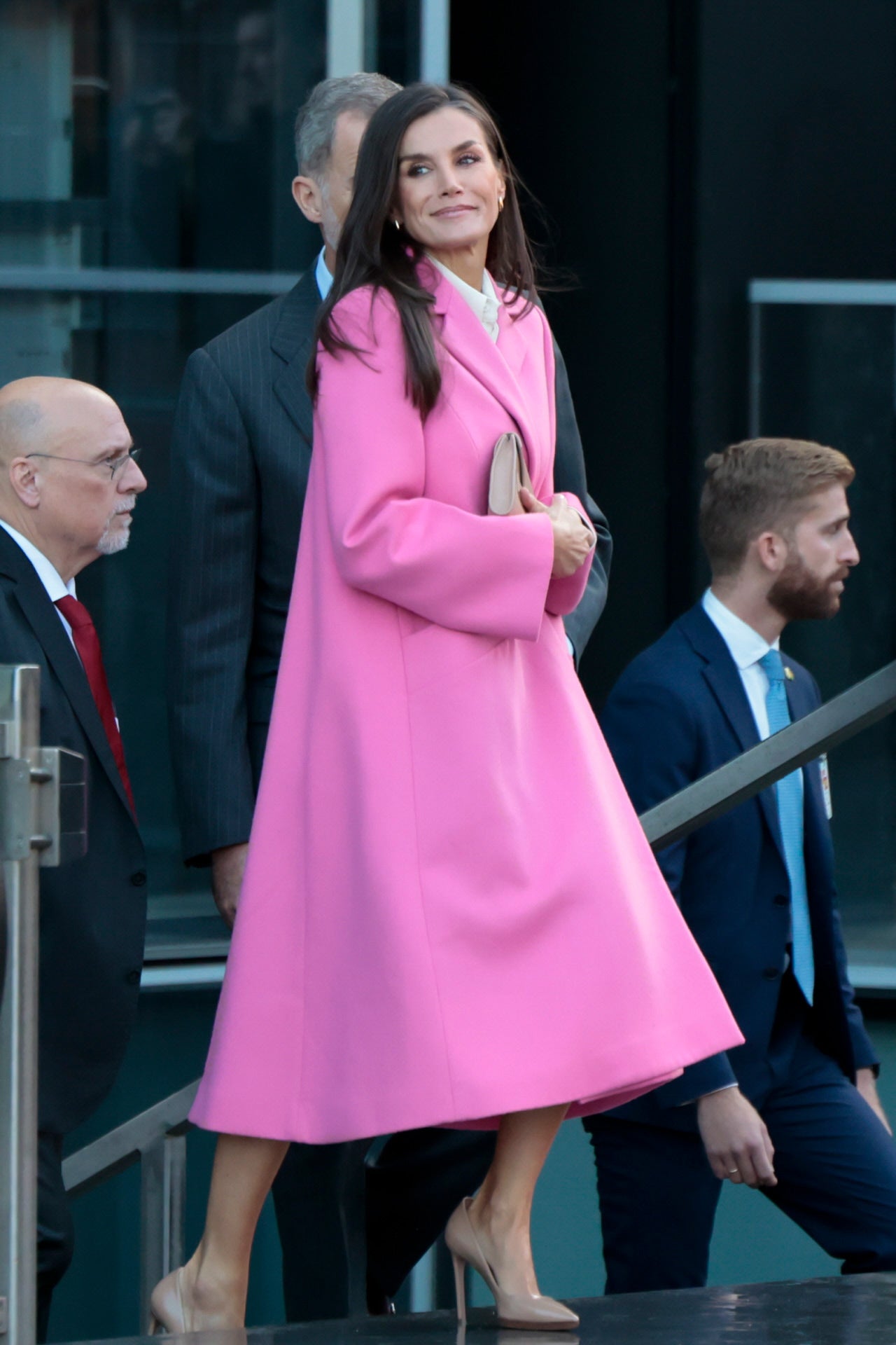 En su viaje a Dinamarca, lució un abrigo largo en un llamativo color rosa que hacía perfecto contraste con su vestido blanco. El modelo, de Carolina Herrera. 