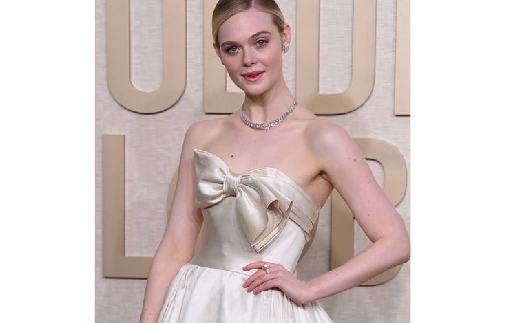 Imagen principal - Elle Fanning, Rosamund Pike y Carey Mulligan en los Globos de Oro 2024