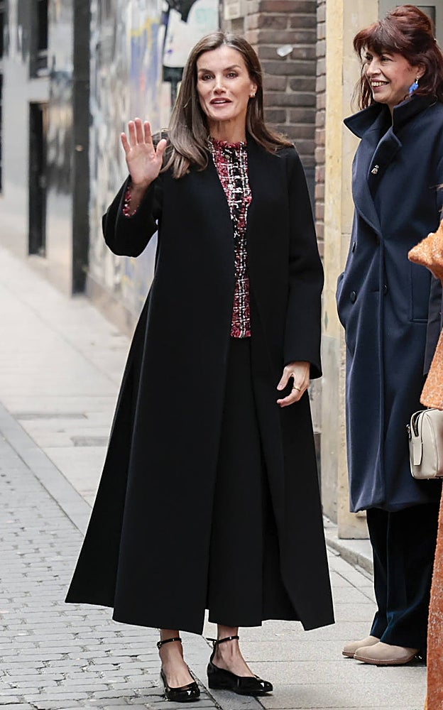El look 'working girl' con estilo de Doña Letizia este martes en Madrid.