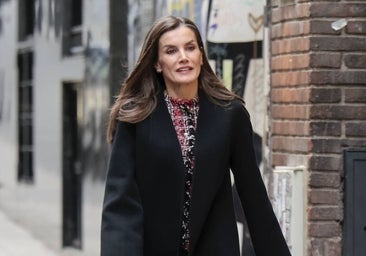 La Reina Letizia estrena bailarinas de marca española y chaqueta solidaria