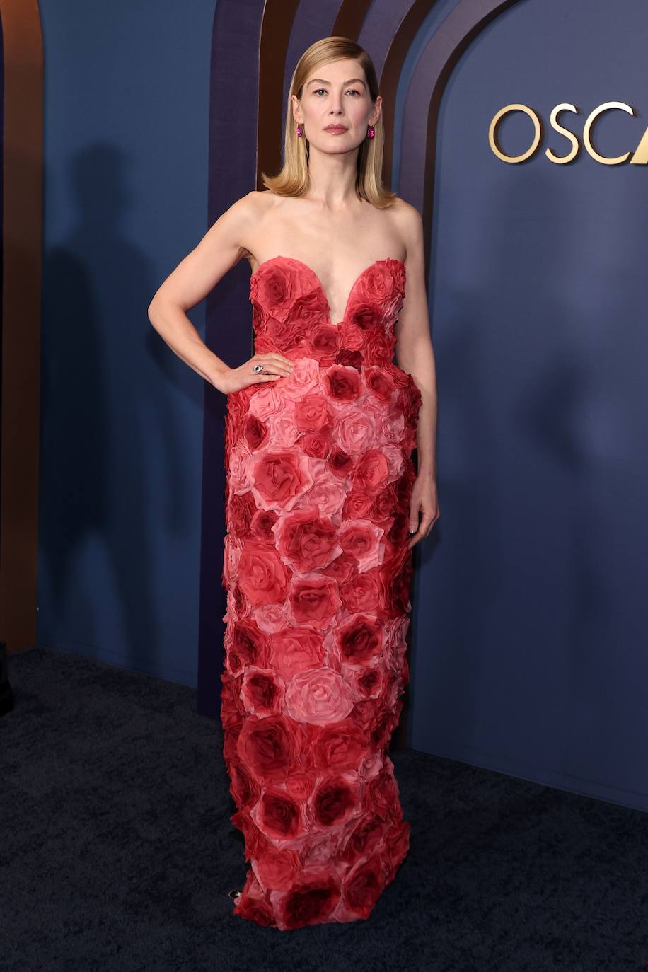 Rosamund Pike con vestido con estampado de rosas y escote en forma de corazón de la firma Erdem. 