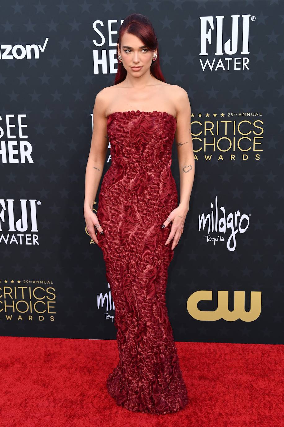 Dua Lipa fue otra de las invitadas que apostó por el color rojo, en esta ocasión con un vestido palabra de honor de Prada.