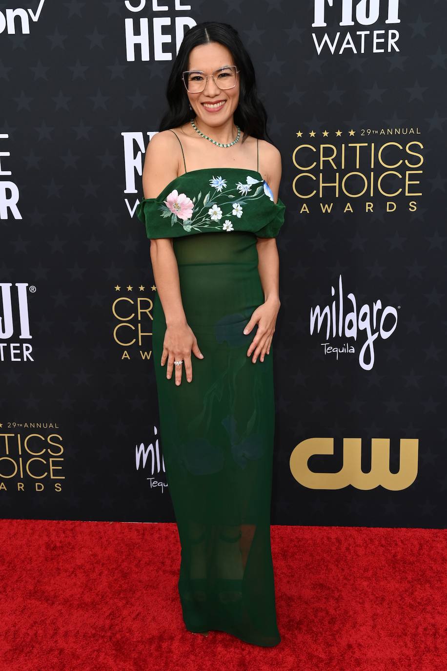 Ali Wong con un diseño semitransparente firmado por Givenchy.