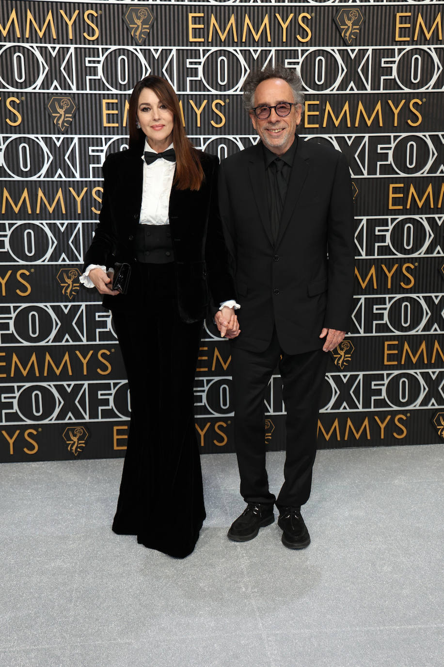 Monica Bellucci lució un original emoquin de Saint Laurent, y su pareja, Tim Burton optó por un 'total look blaci'. 