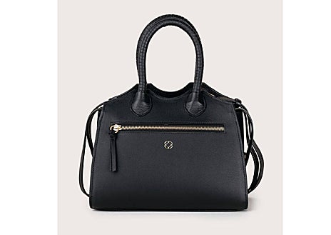 Imagen secundaria 1 - Doña Letizia con bolso de Frambuã (225€), pendientes PdPaola (89€) y bolso de Mauska (345€)