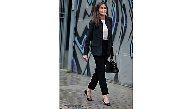 Doña Letizia acierta con su look 'working girl' con varias marcas nacionales