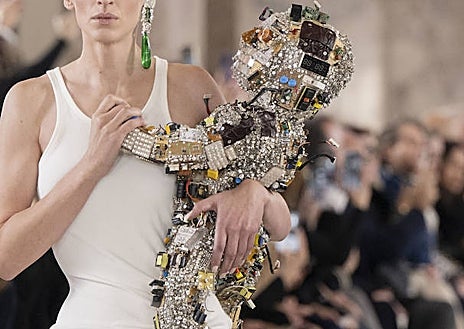 Imagen secundaria 1 - El bebé robot que desfiló en brazos de la modelo Maggie Maurer para Schiaparelli