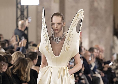 Imagen secundaria 1 - Desfile de Alta Costura de Schiaparelli primavera/ verano 2024 en París