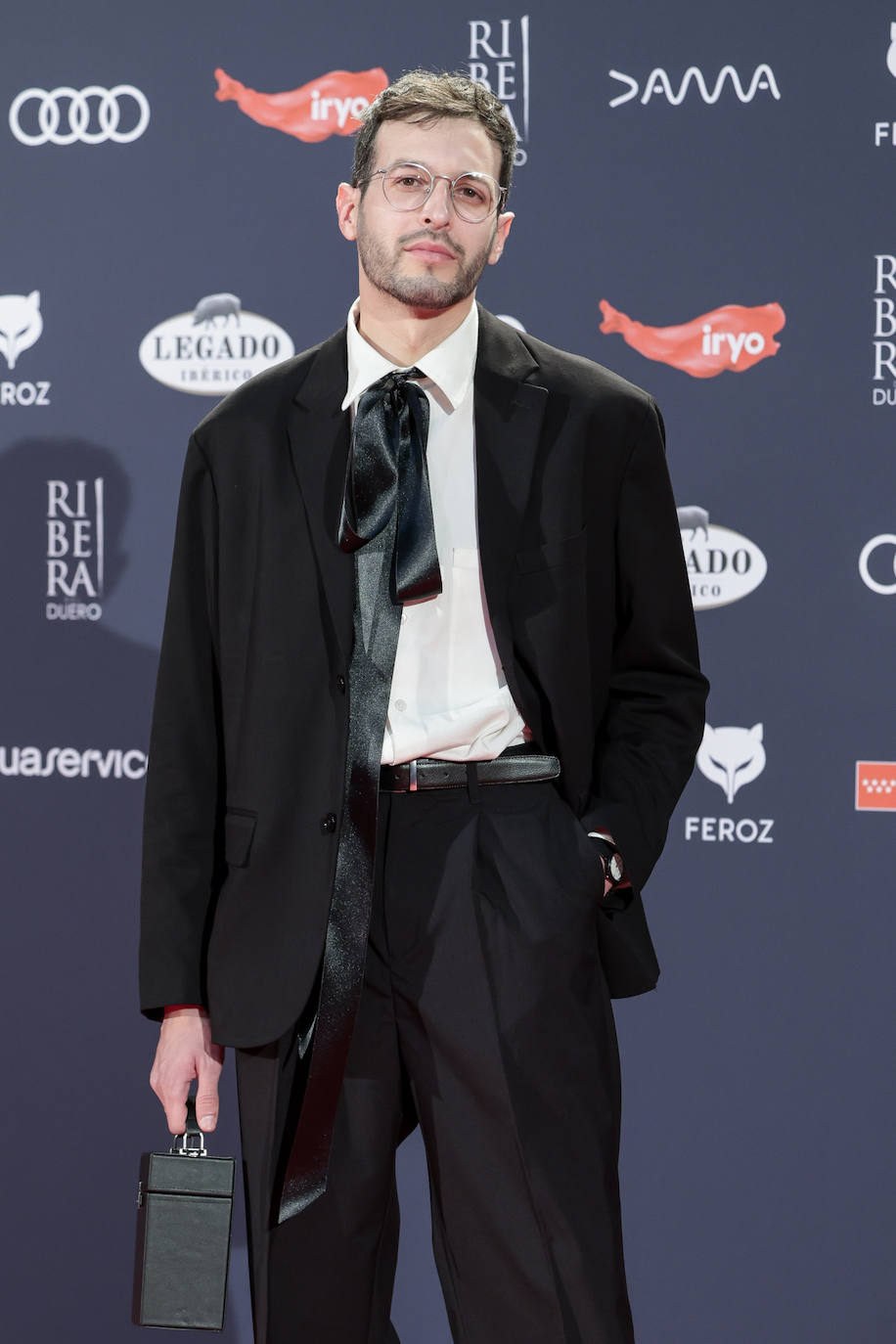 Alejandro Llamas apostó por un traje negro con silueta 'oversize', camisa blanca y lazo de raso negro anudado al cuello. 