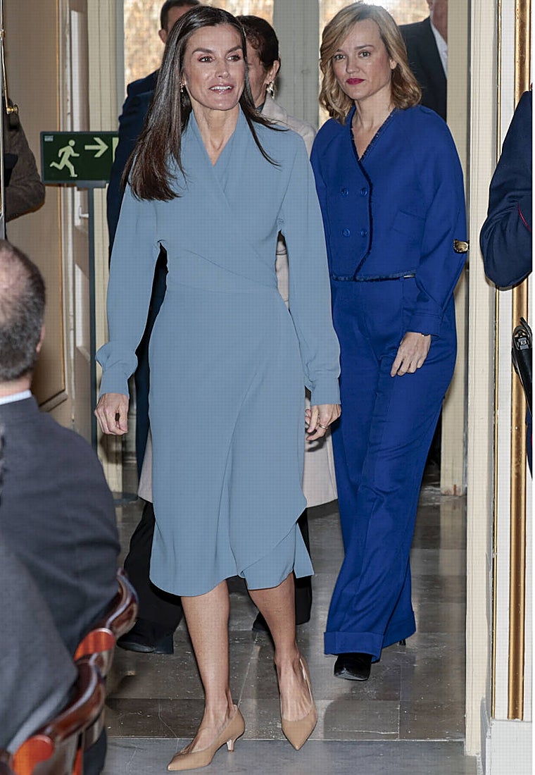 El vestido que llevaba Doña Letizia debajo del abrigo es un diseño de Adolfo Domínguez de hace varios años.