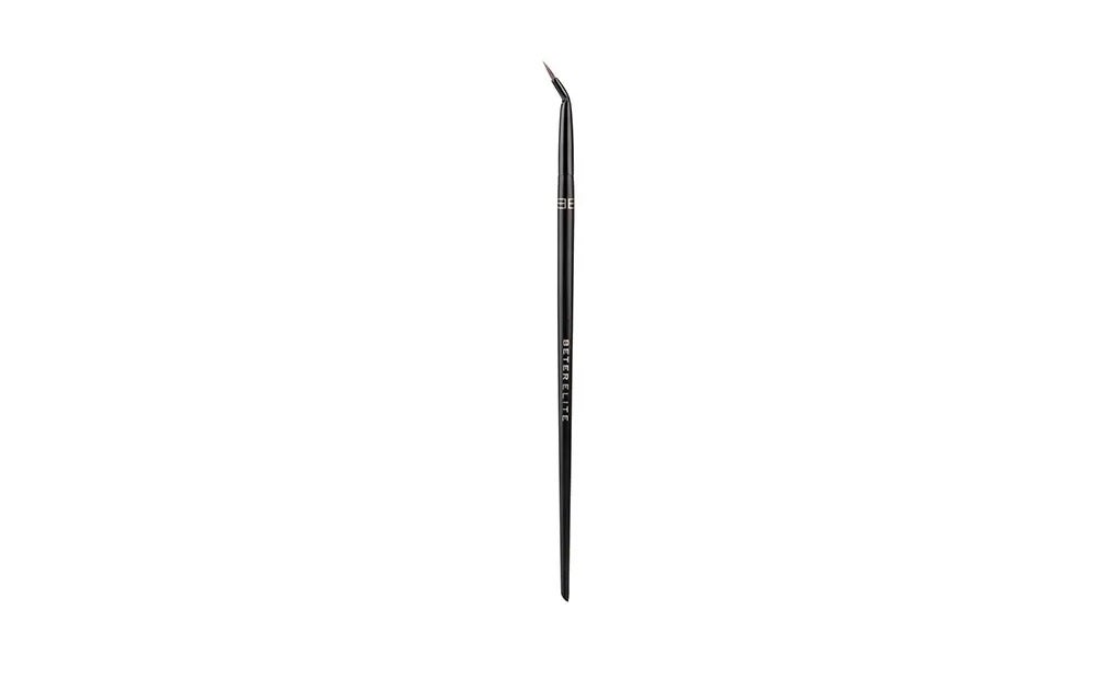 Pincel especial para eyeliner de Beter (4,50 euros en Druni). Fabricado con fibras tacklon, su especial forma angulada, permite deslizar la cantidad justa de eyeliner líquido, para una absoluta precisión.