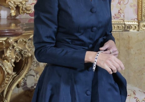 Imagen secundaria 1 - Doña Letizia protagoniza la anécdota del día con la caída de su pulsera