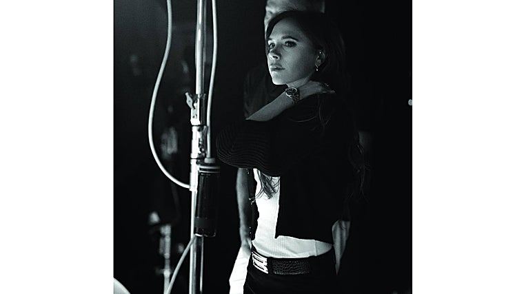 Victoria Beckham con uno de los relojes que ha diseñado en colaboración con Breitling