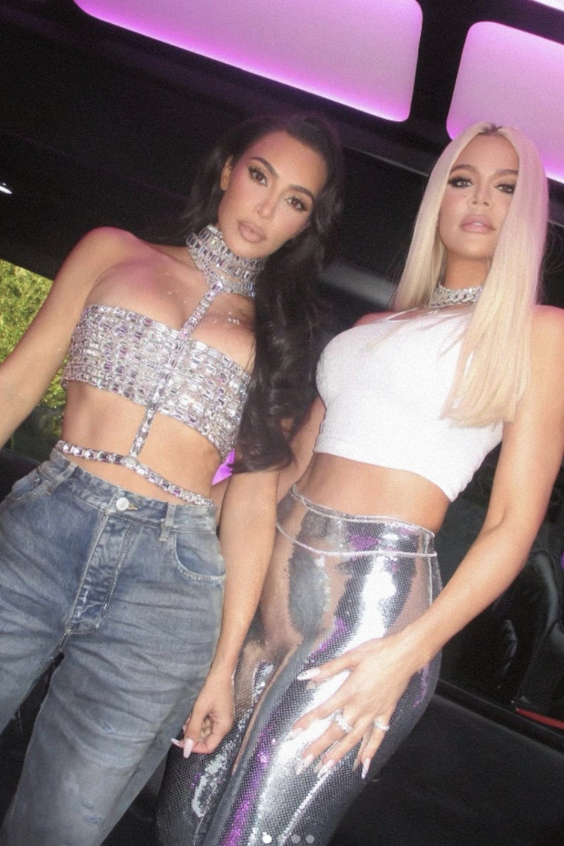 Las Kardashian. Kim y Kourtney Kardashian. Para aquellas que quieran elaborar un disfraz conjunto con sus amigas, vestirse del clan Kardashian no puede ser más fácil y llamativo: lycra, escotes vertiginosos, minivestidos y mucha purpurina no pueden faltar.