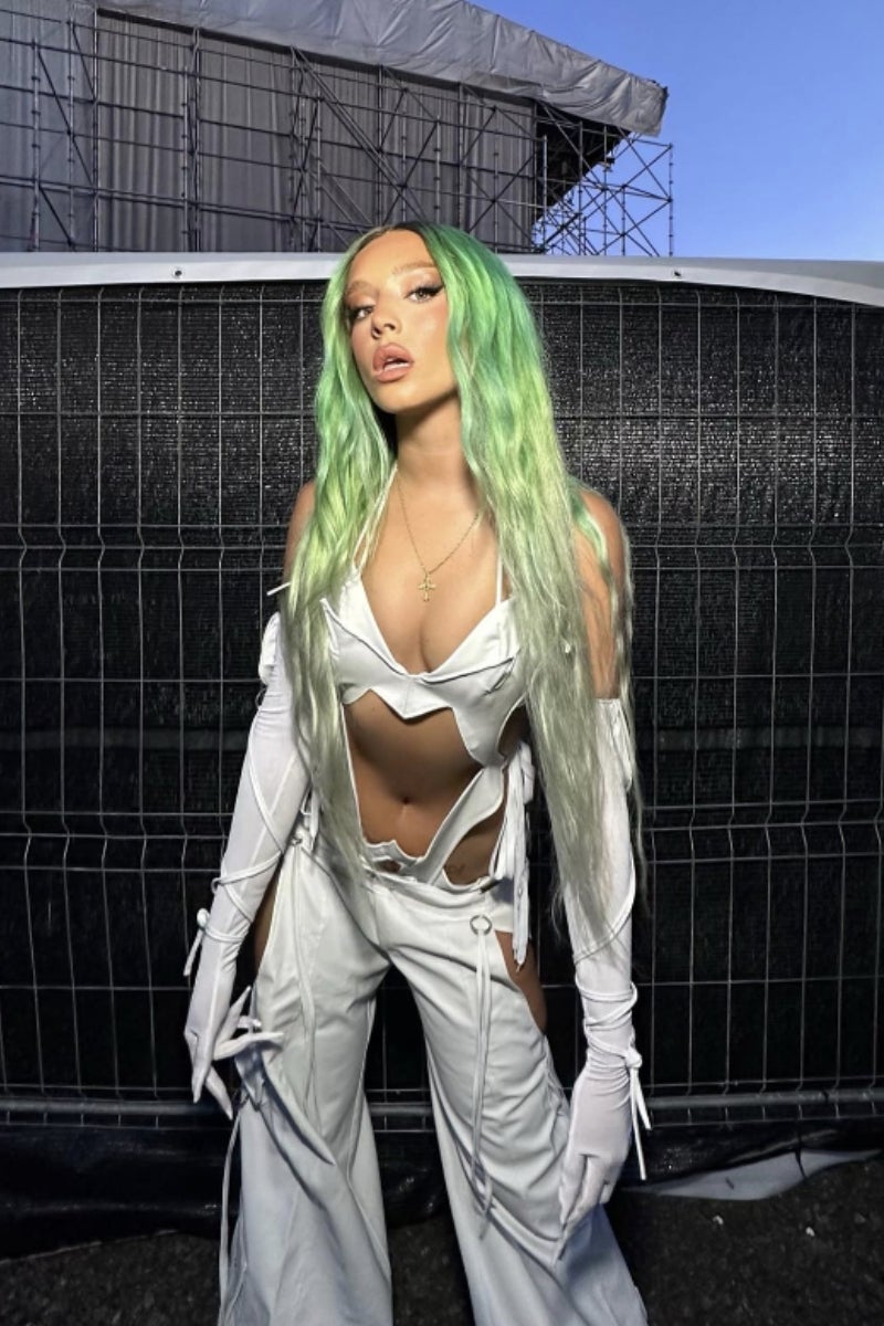 Lola Índigo. La cantante es experta en lucir elaborados looks sobre el escenario con pelucas, ropa de estilo futurista y muchas aberturas estratégicas. Y por qué no disfrazarse de ella este Carnaval. Seguro que cuando suene una de sus canciones más de uno reconocerá el look.