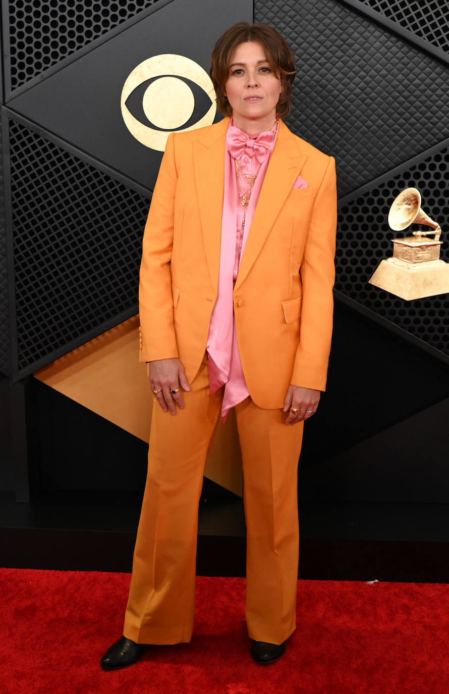 Brandi Carlile posó con un traje de pantalón y blazer de color amarillo y camisa rosa.