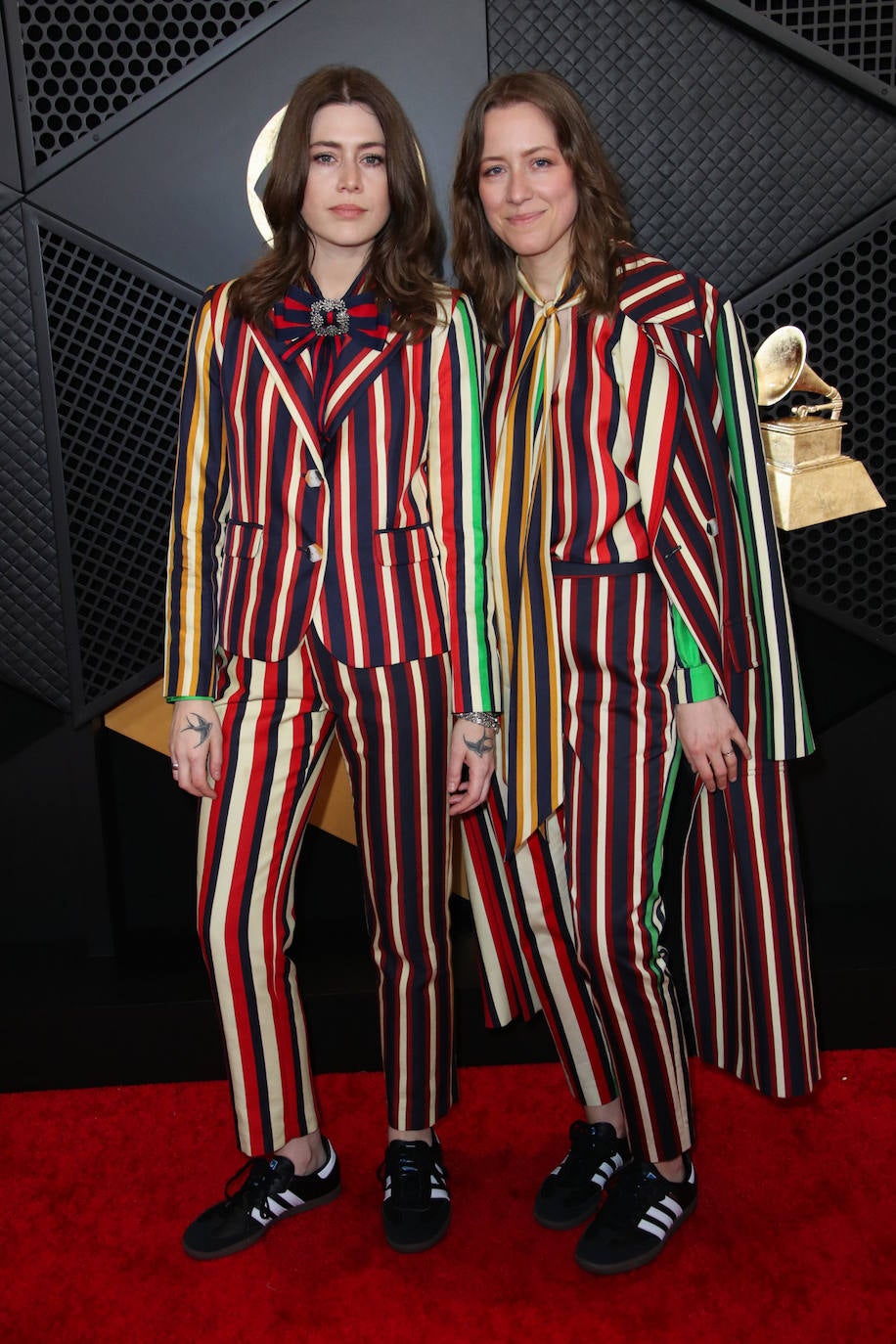 Rebecca y Megan Lovell posaron con trajes de rayas a juego y sneakers negras. 