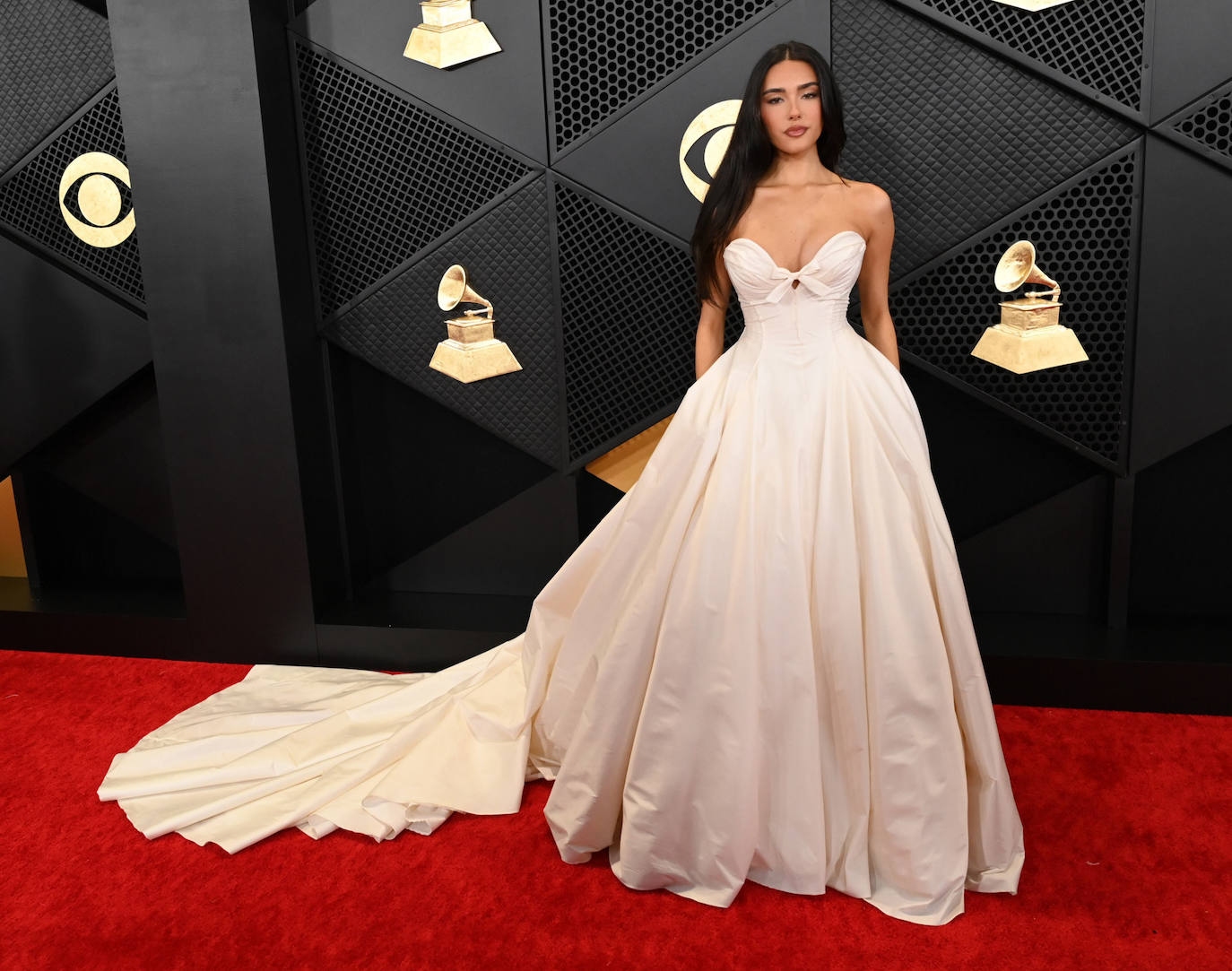 Madison Beer llevó un vestido tipo princesa de color blanco. 