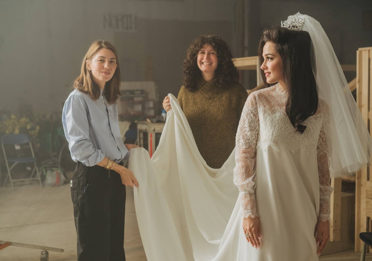 Sofia Coppola, Stacey Battat y Cailee Spaeny, actriz protagonista, con un vestido de Alta Costura de Chanel realizado a mano y en exclusiva para la película 'Priscilla'.