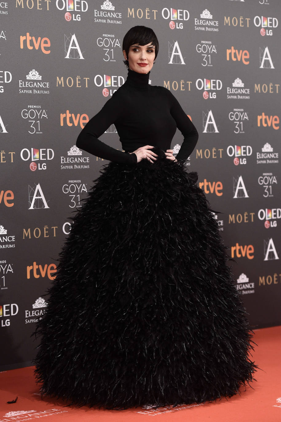 En los Goya 2017, Paz Vega brilló con un vestido de plumas de Jorge Acuña. 