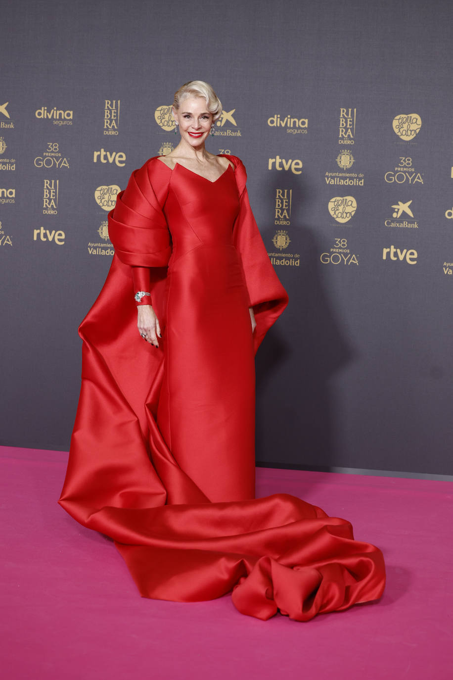 Belén Rueda con un espectacular vestido rojo con capa de Valenzuela Atelier. 