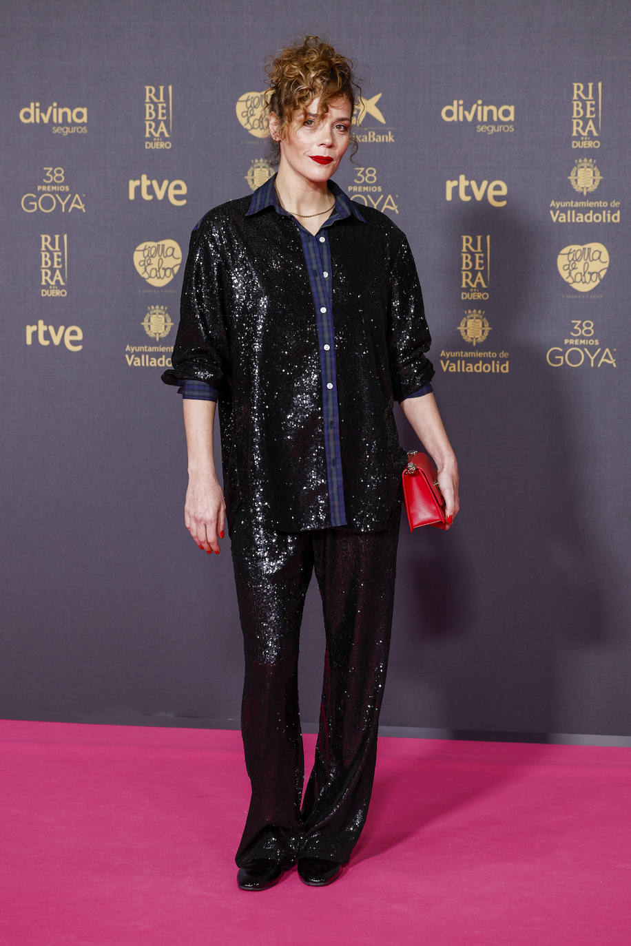 Marina Estévez eligió un conjunto de chaqueta y pantalón de 'pailletes' que combinó de forma poco acertada con una camisa en color azul. 