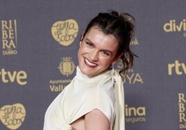 El extravagante vestido de nudos de la cantante Amaia en los premios Goya