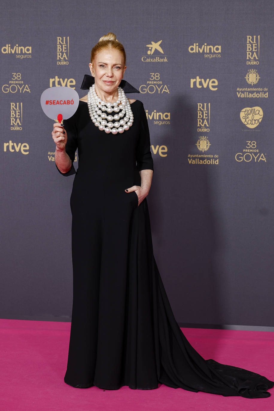Cecilia Roth con vestido negro y collar de perlas XXL. 
