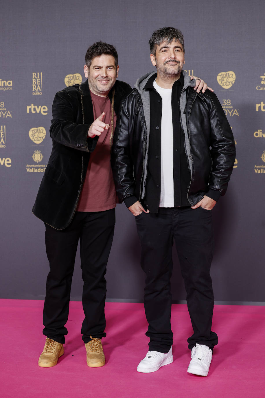 Los Estopa son magníficos cantantes, pero lo de posar en la alfombra roja no es lo suyo. 