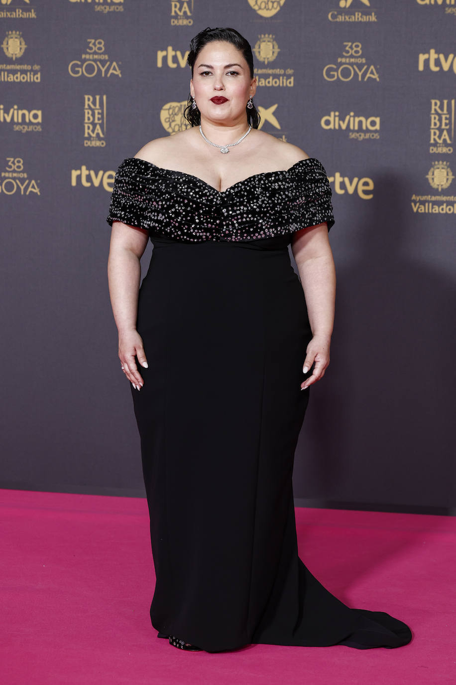 Laura Galán con vestido negro con escote bardot de Pedro del Hierro y joyas de Bulgari. 
