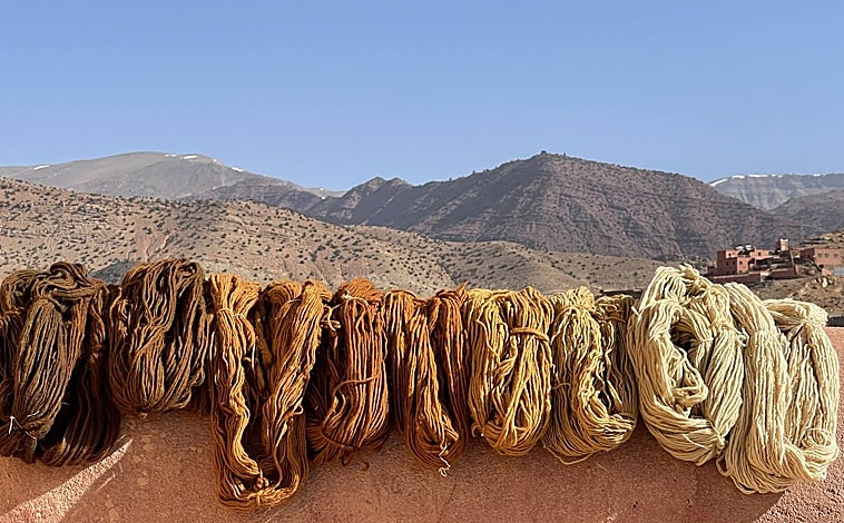 Imagen principal - El tinte se hace con henna. La esquila y el cardado, también son manuales.