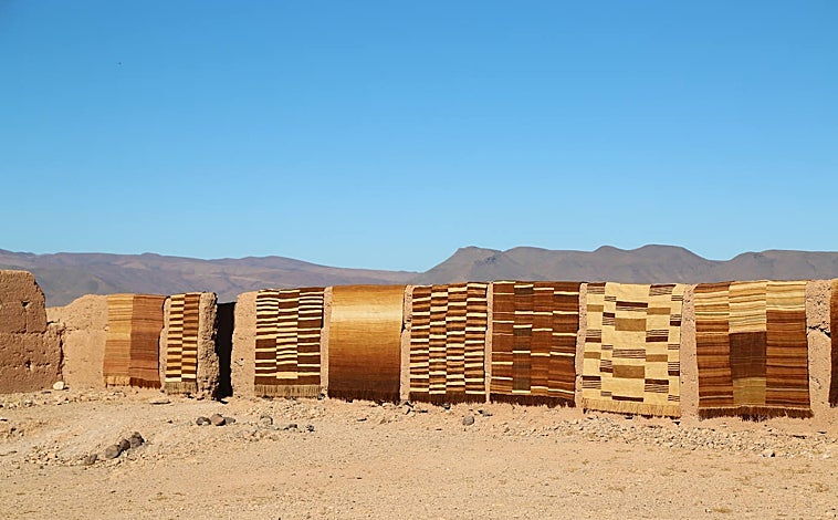 Imagen principal - La colección de alfombras de Atelier Talasin. Una mujer tejedora amazigh y la diseñadora Kavita Parmar.
