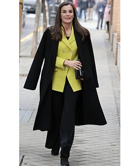 Imagen secundaria 2 - El look 'working girl' de la Reina Letizia con chaqueta verde lima