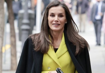 La chaqueta de cinco botones más original de la Reina Letizia