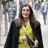 La chaqueta de cinco botones más original de la Reina Letizia