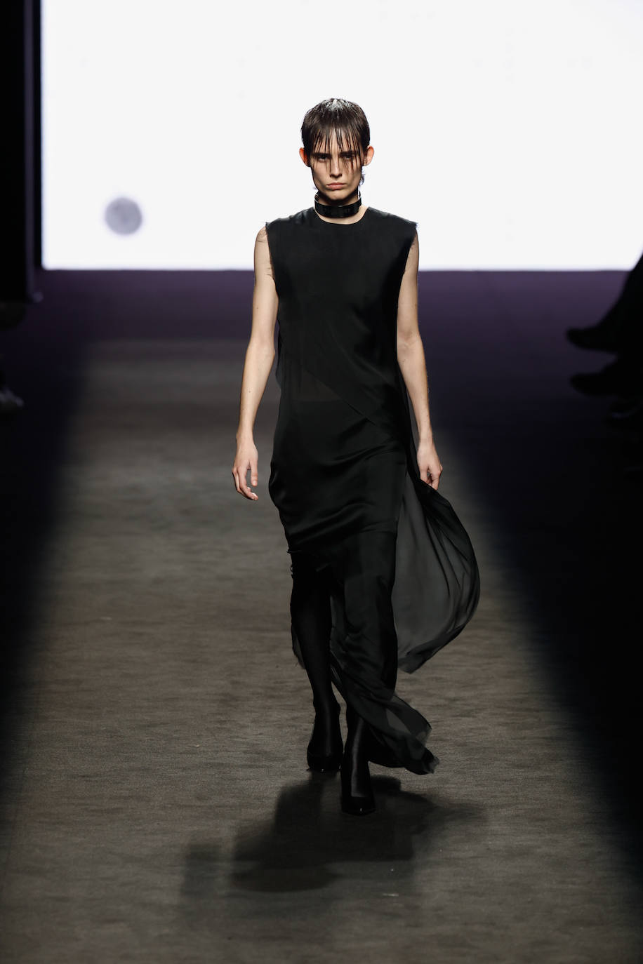 Todos los modelos lucieron looks en negro y peinados con acabado wet y flequillos extra largos. 