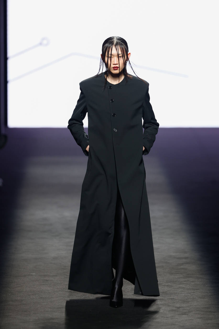 Abrigo largo de mujer, de líneas rectas y minimalistas. 