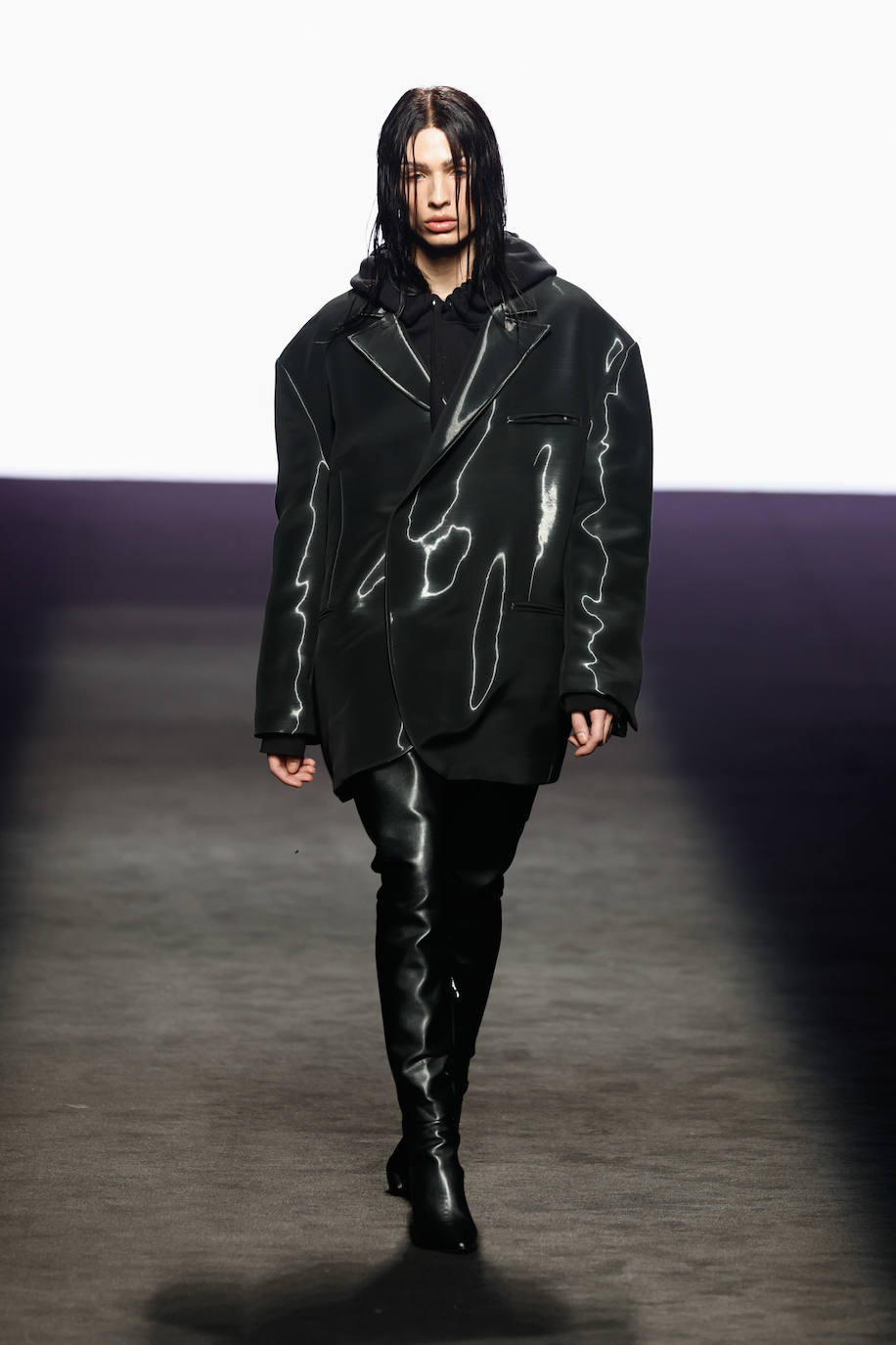 Los tejidos metalizados también han estado presentes en las propustas de Acromatyx. 